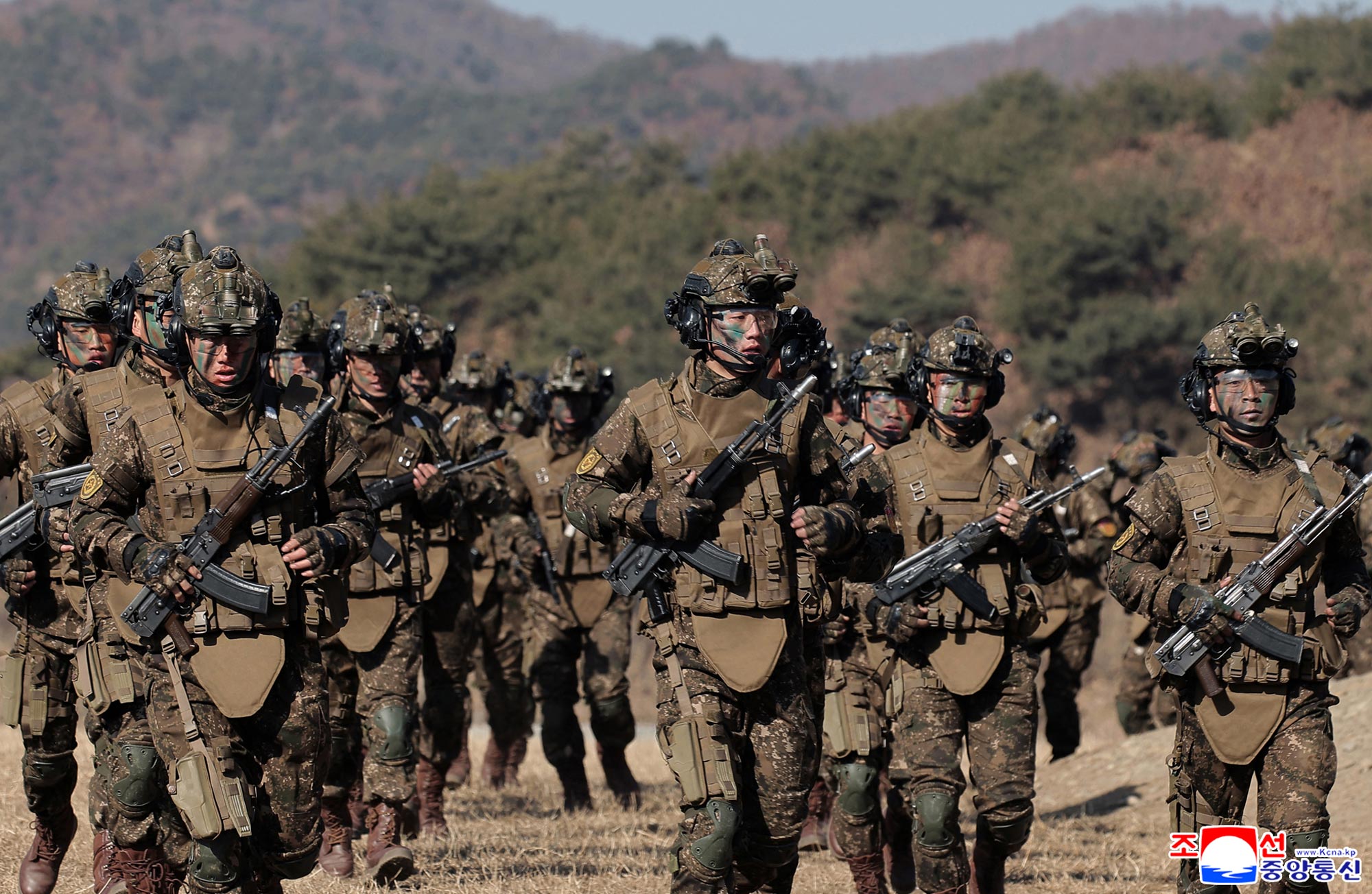 경애하는 김정은동지께서 보병,땅크병구분대들의 협동공격전술연습을 참관하시였다