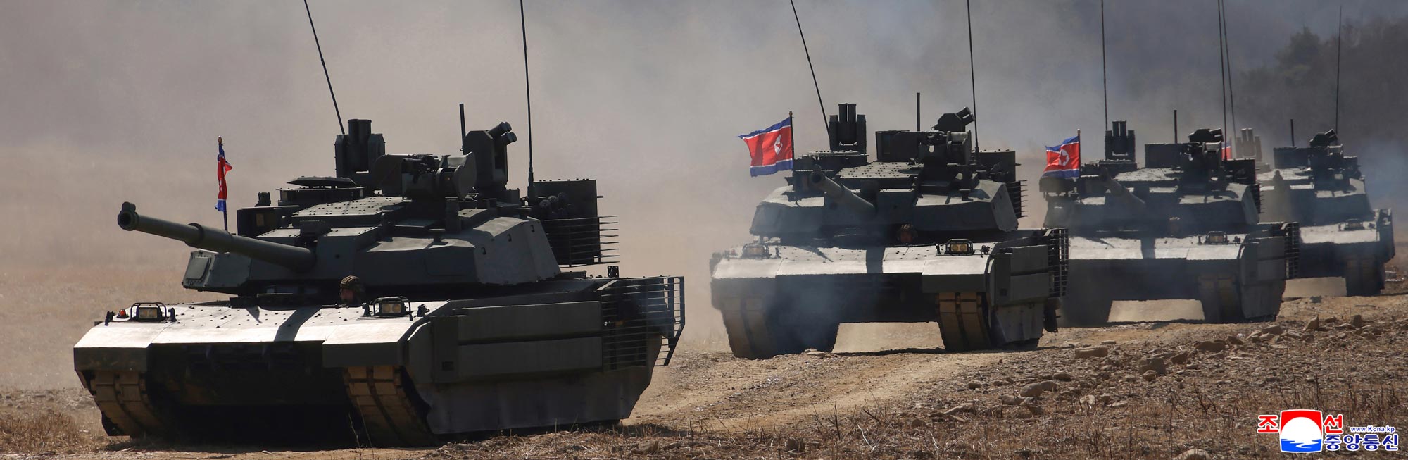 경애하는 김정은동지께서 보병,땅크병구분대들의 협동공격전술연습을 참관하시였다