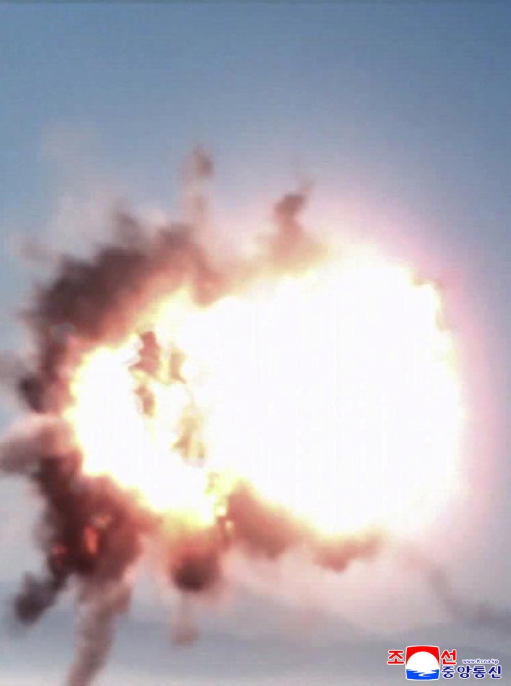 경애하는 김정은동지께서 보병,땅크병구분대들의 협동공격전술연습을 참관하시였다