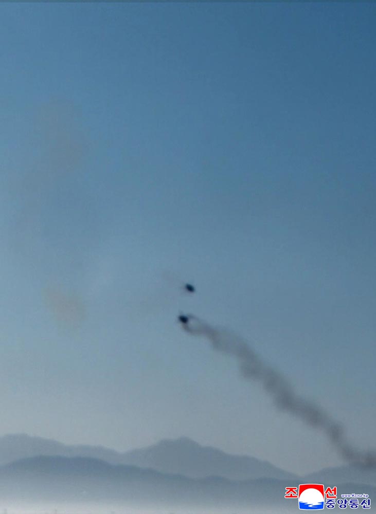 경애하는 김정은동지께서 보병,땅크병구분대들의 협동공격전술연습을 참관하시였다