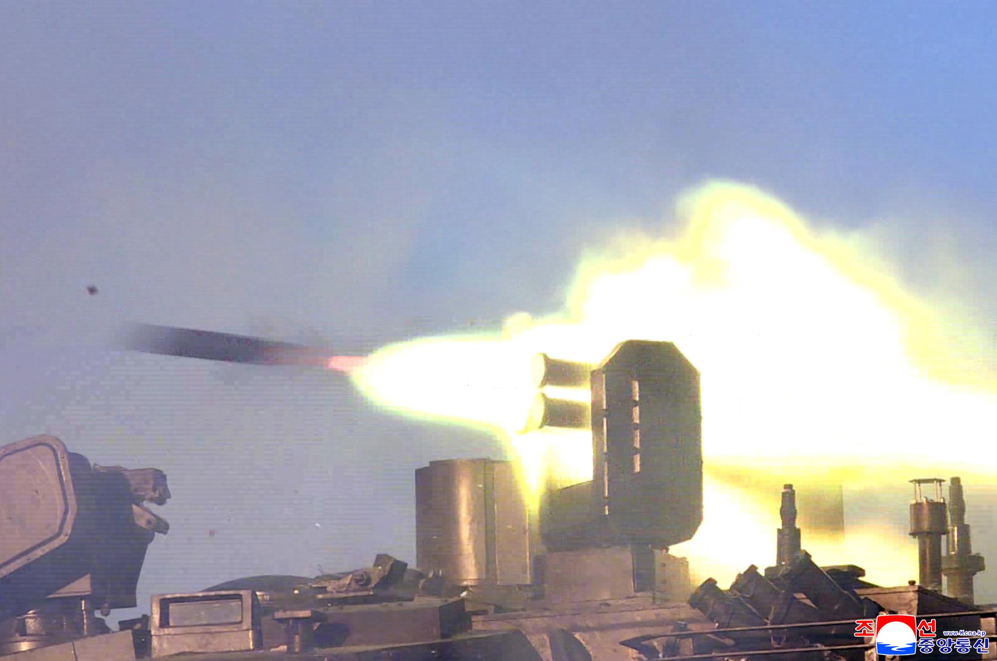 경애하는 김정은동지께서 보병,땅크병구분대들의 협동공격전술연습을 참관하시였다