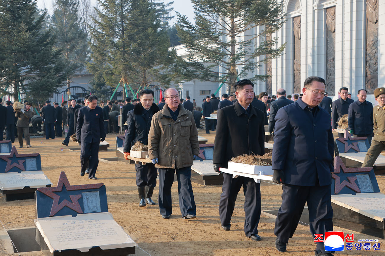 당중앙위원회와 국방성의 직원들이 해외군사작전 전투위훈기념관 영웅묘역에 잔디를 심었다