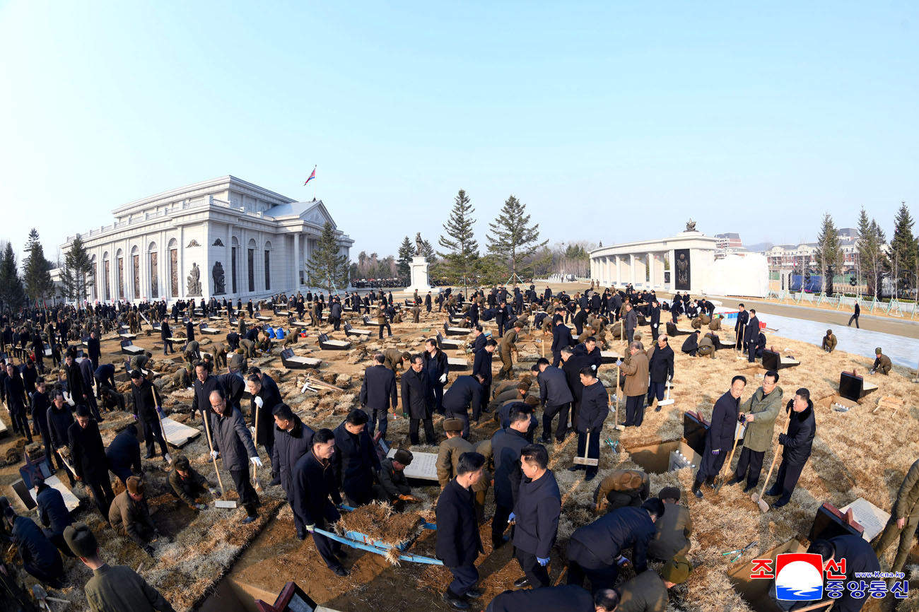 당중앙위원회와 국방성의 직원들이 해외군사작전 전투위훈기념관 영웅묘역에 잔디를 심었다