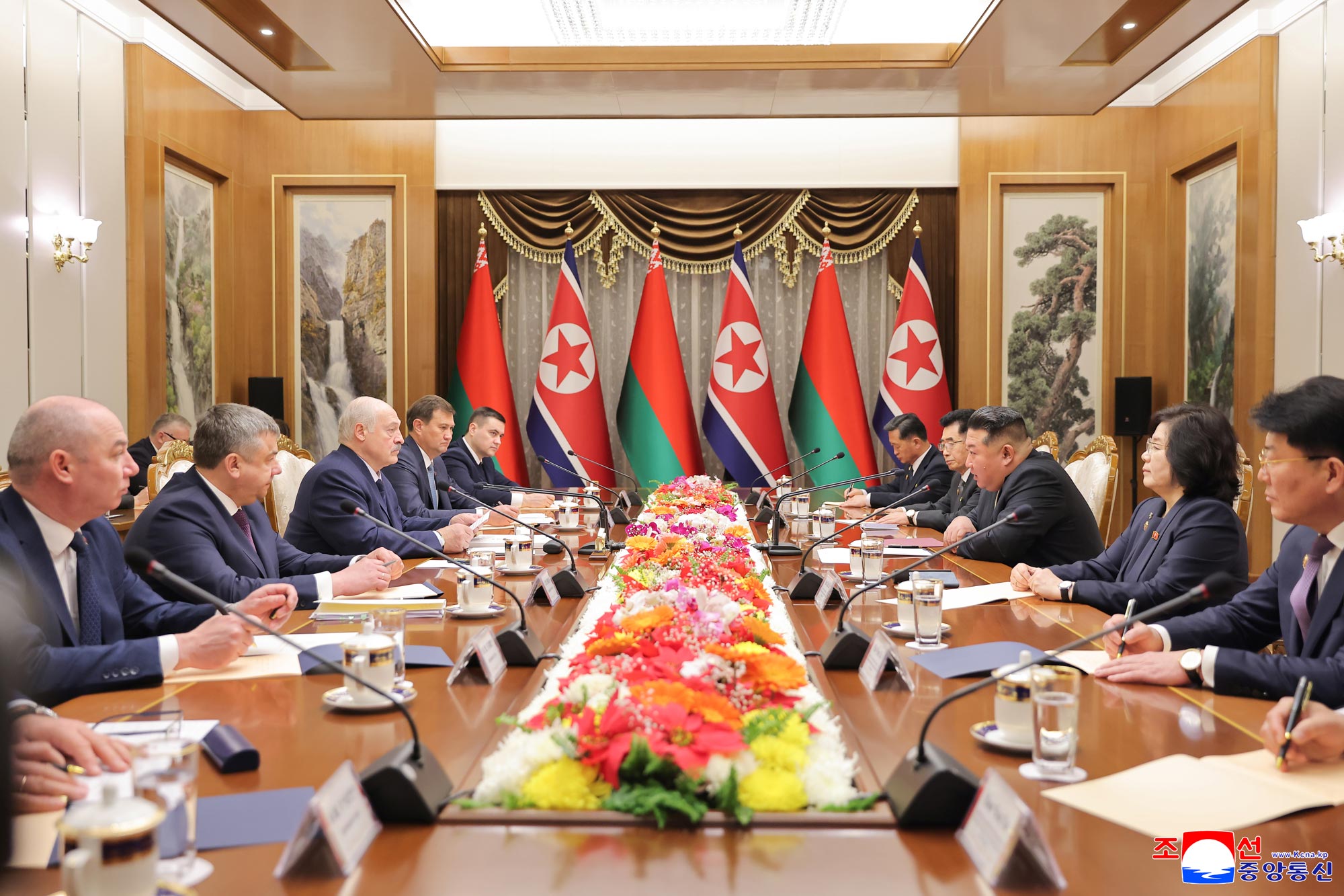 조선민주주의인민공화국 국무위원장 김정은동지와 벨라루씨공화국 대통령 알렉싼드르 루까쉔꼬동지사이에 회담 진행《조선민주주의인민공화국과 벨라루씨공화국사이의 친선 및 협조에 관한 조약》 조인식 진행