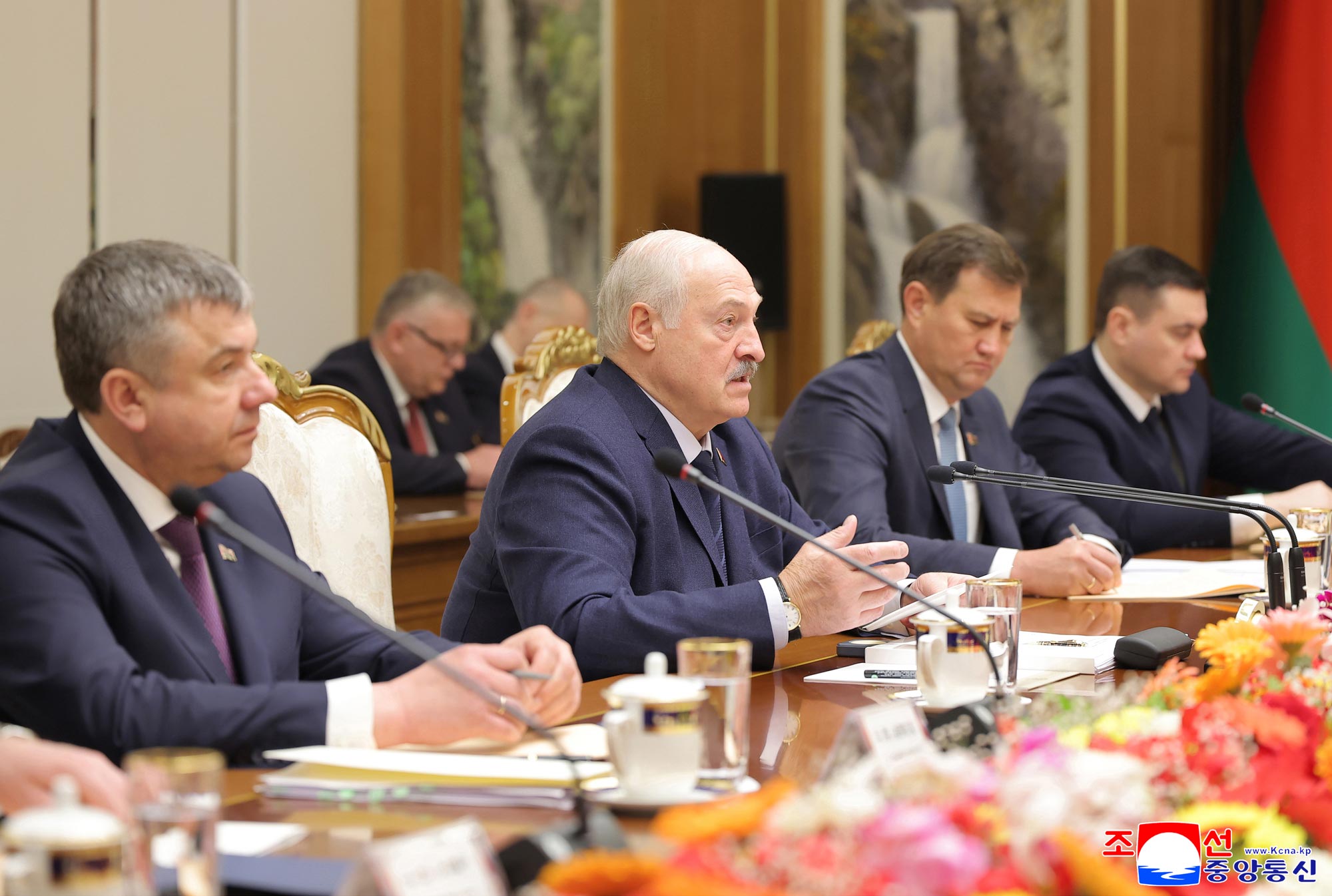 조선민주주의인민공화국 국무위원장 김정은동지와 벨라루씨공화국 대통령 알렉싼드르 루까쉔꼬동지사이에 회담 진행《조선민주주의인민공화국과 벨라루씨공화국사이의 친선 및 협조에 관한 조약》 조인식 진행