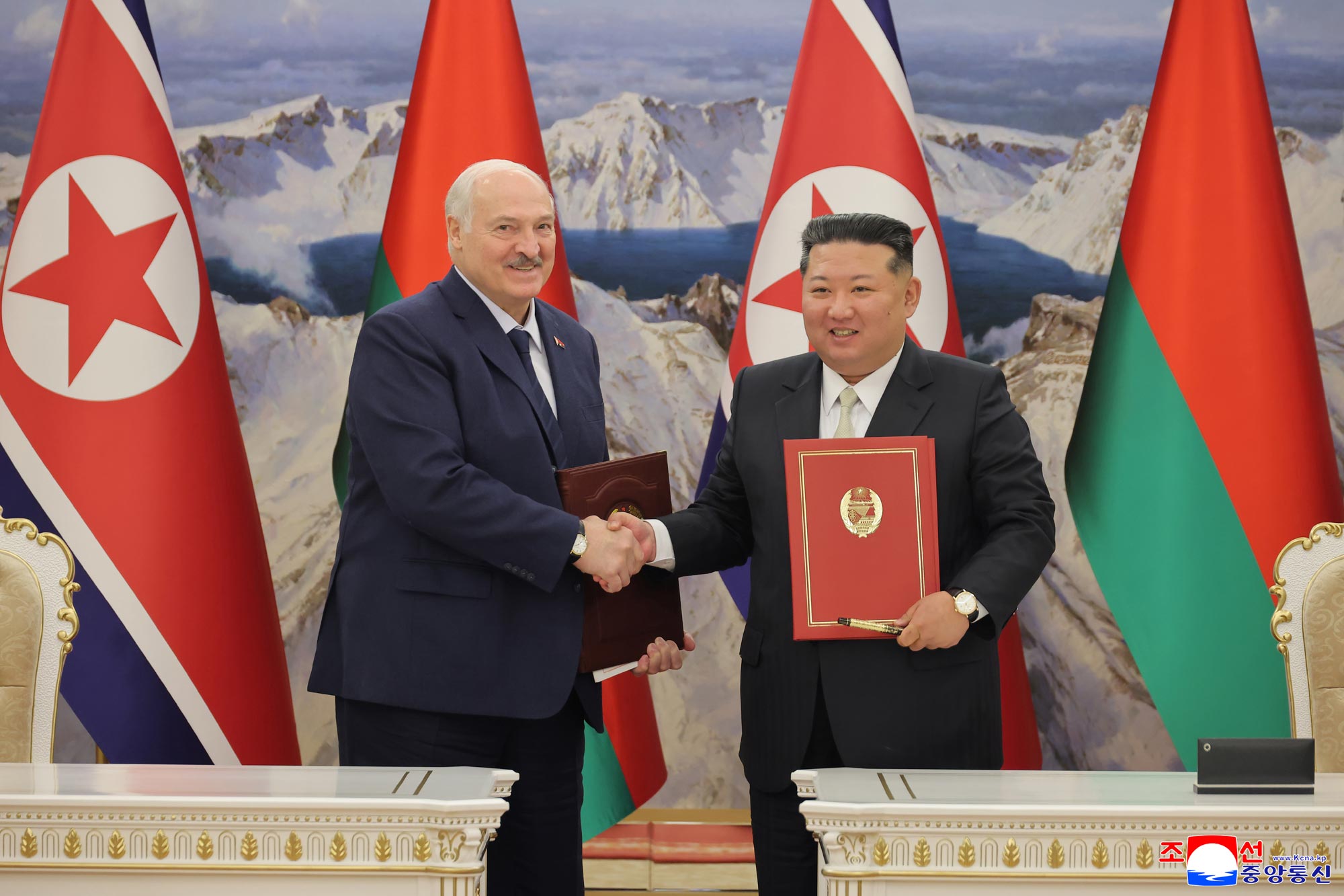 조선민주주의인민공화국 국무위원장 김정은동지와 벨라루씨공화국 대통령 알렉싼드르 루까쉔꼬동지사이에 회담 진행《조선민주주의인민공화국과 벨라루씨공화국사이의 친선 및 협조에 관한 조약》 조인식 진행