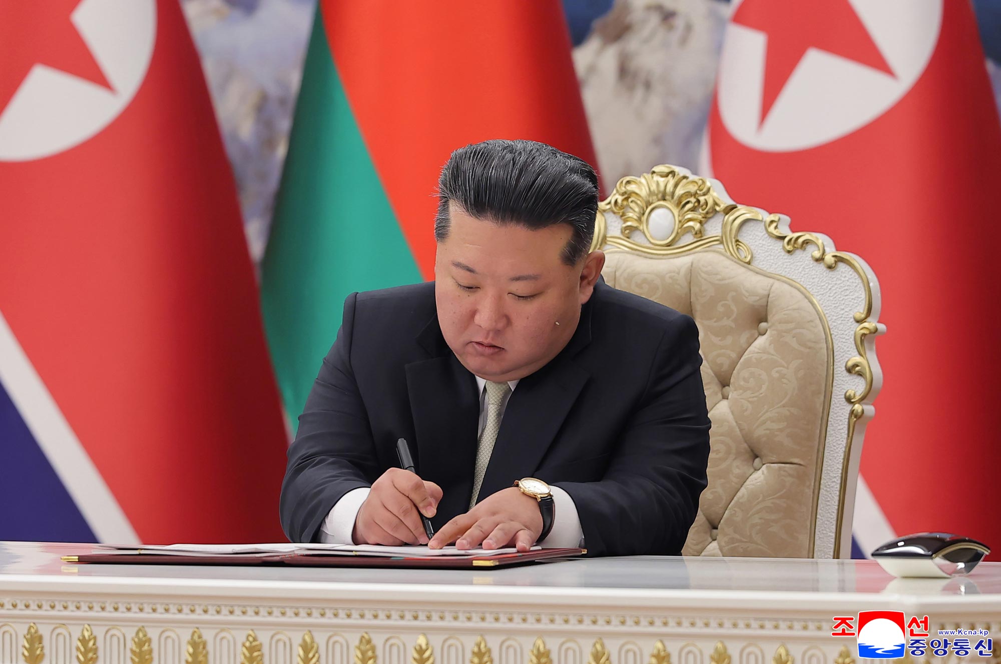 조선민주주의인민공화국 국무위원장 김정은동지와 벨라루씨공화국 대통령 알렉싼드르 루까쉔꼬동지사이에 회담 진행《조선민주주의인민공화국과 벨라루씨공화국사이의 친선 및 협조에 관한 조약》 조인식 진행