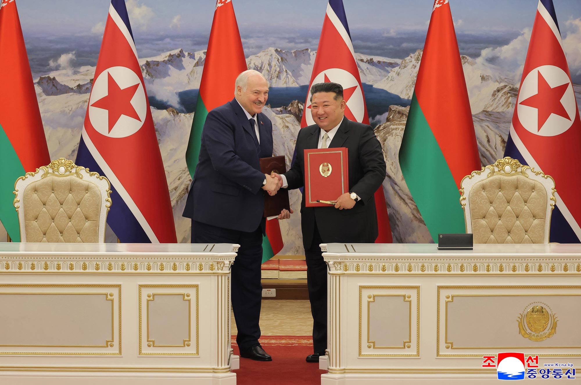 조선민주주의인민공화국 국무위원장 김정은동지와 벨라루씨공화국 대통령 알렉싼드르 루까쉔꼬동지사이에 회담 진행《조선민주주의인민공화국과 벨라루씨공화국사이의 친선 및 협조에 관한 조약》 조인식 진행