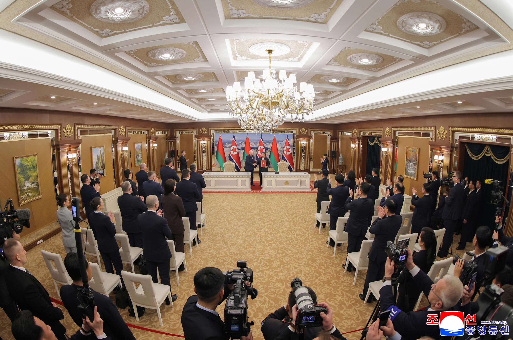 조선민주주의인민공화국 국무위원장 김정은동지와 벨라루씨공화국 대통령 알렉싼드르 루까쉔꼬동지사이에 회담 진행《조선민주주의인민공화국과 벨라루씨공화국사이의 친선 및 협조에 관한 조약》 조인식 진행