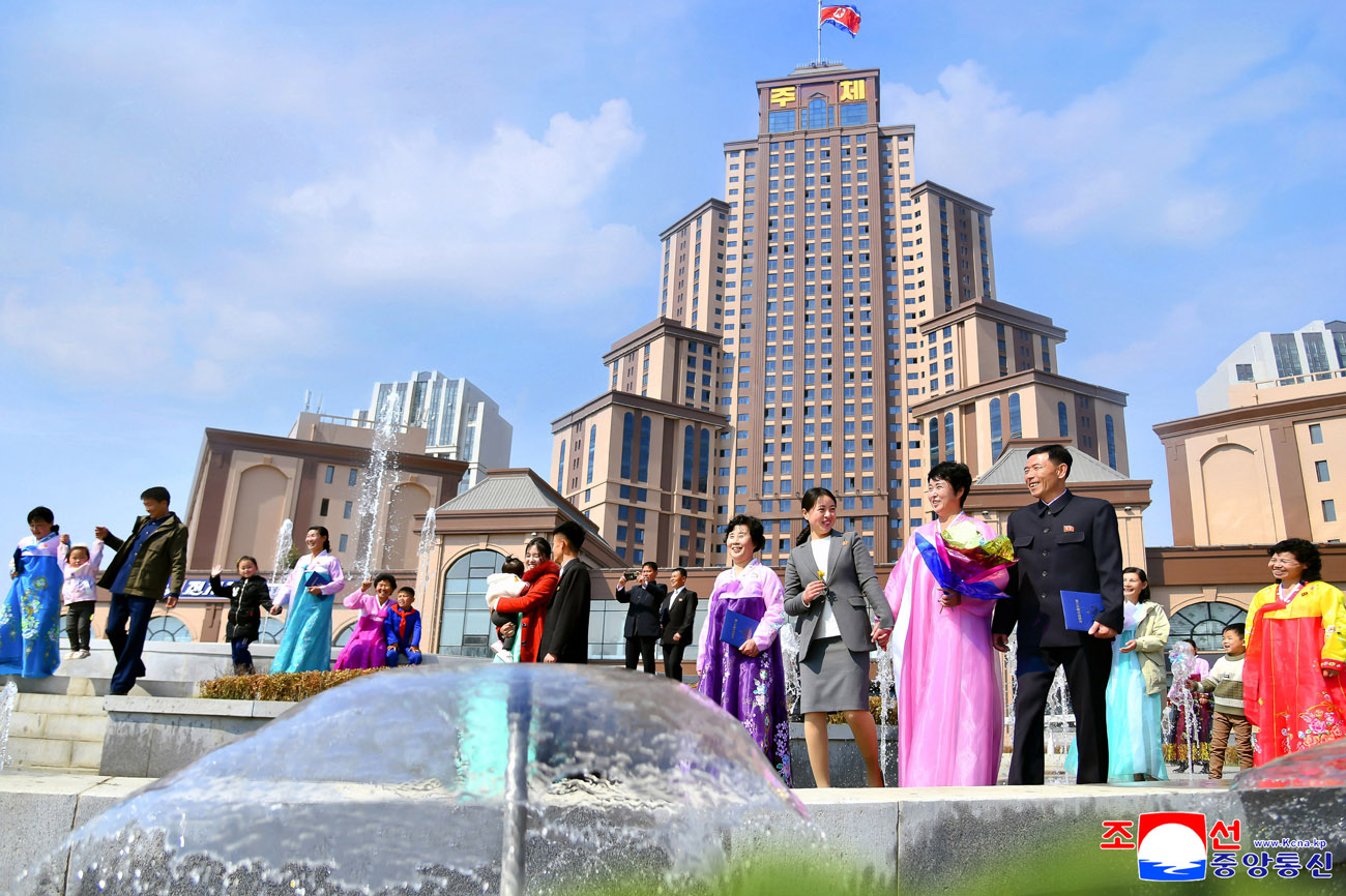 온 나라의 축복속에 새 보금자리로 들어서는 주인들로 새별거리가 련일 흥성이고있다