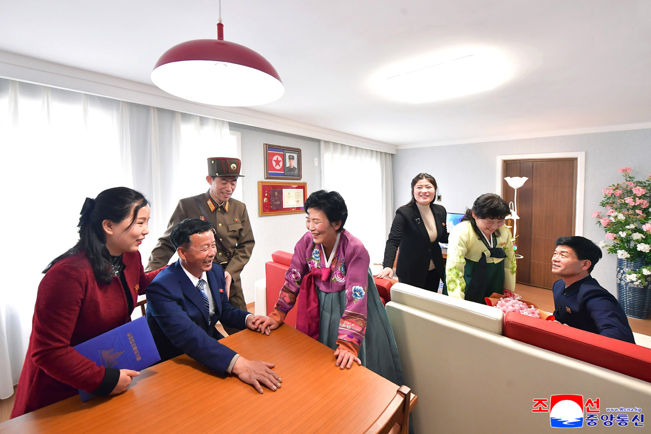 온 나라의 축복속에 새 보금자리로 들어서는 주인들로 새별거리가 련일 흥성이고있다