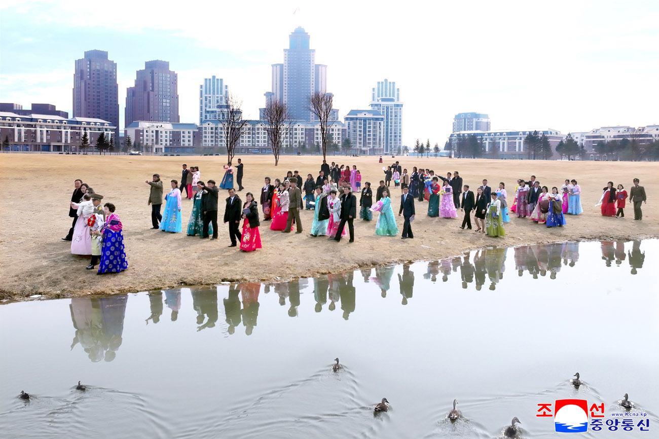 온 나라의 축복속에 새 보금자리로 들어서는 주인들로 새별거리가 련일 흥성이고있다