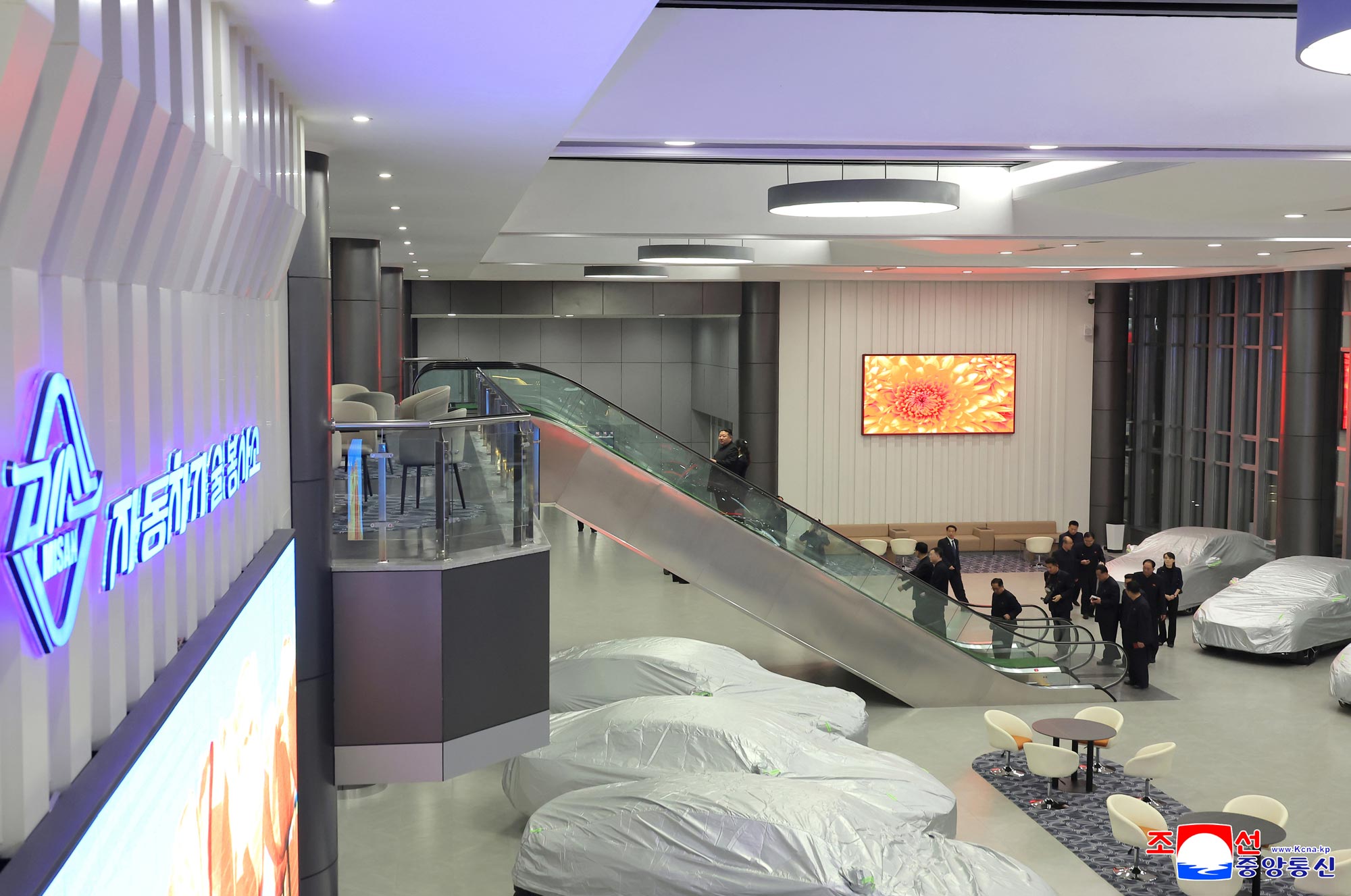 Respected Comrade Kim Jong Un inspects service facilities in fourth-stage district of Hwasong area nearing inauguration