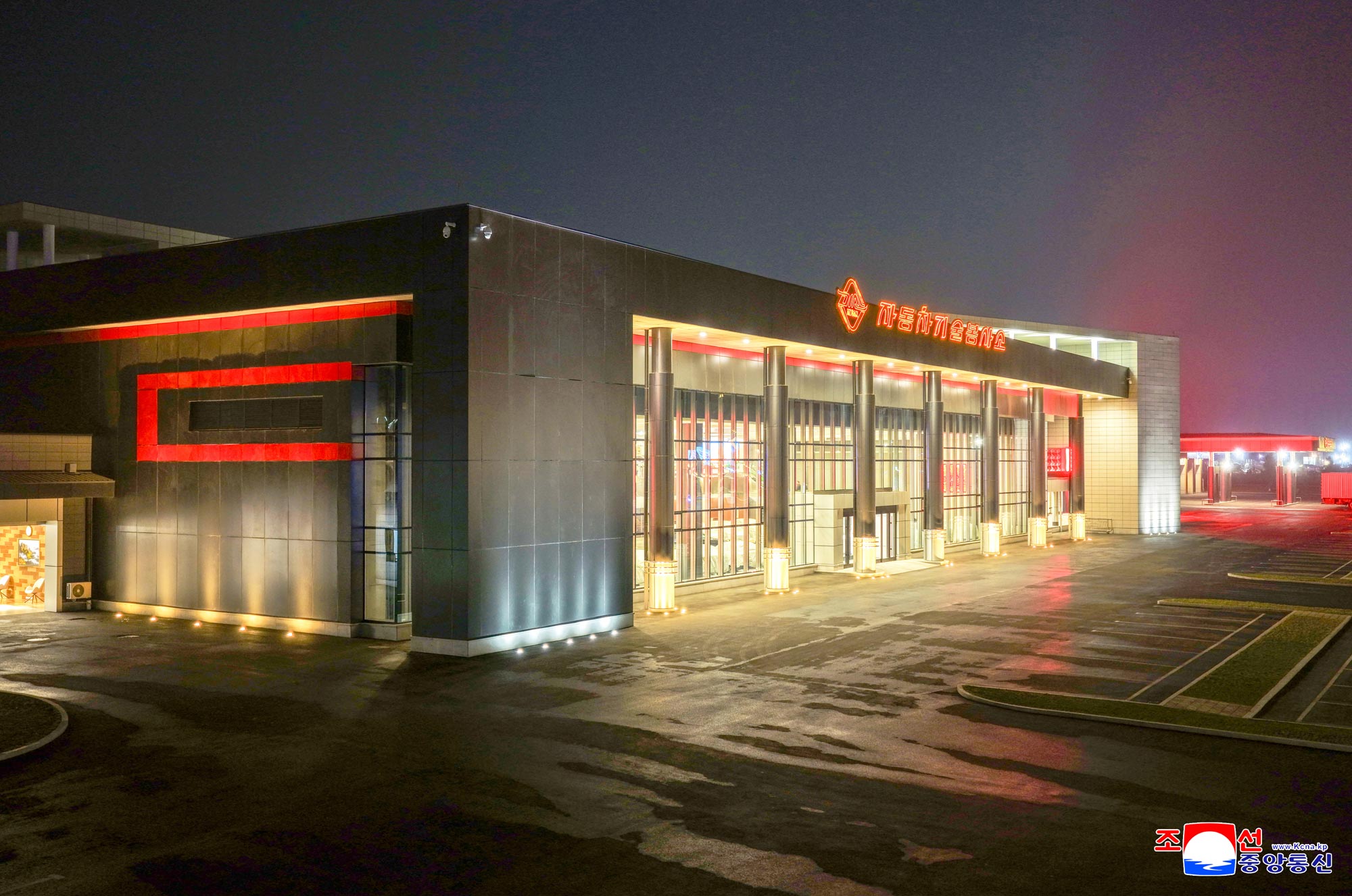 Respected Comrade Kim Jong Un inspects service facilities in fourth-stage district of Hwasong area nearing inauguration