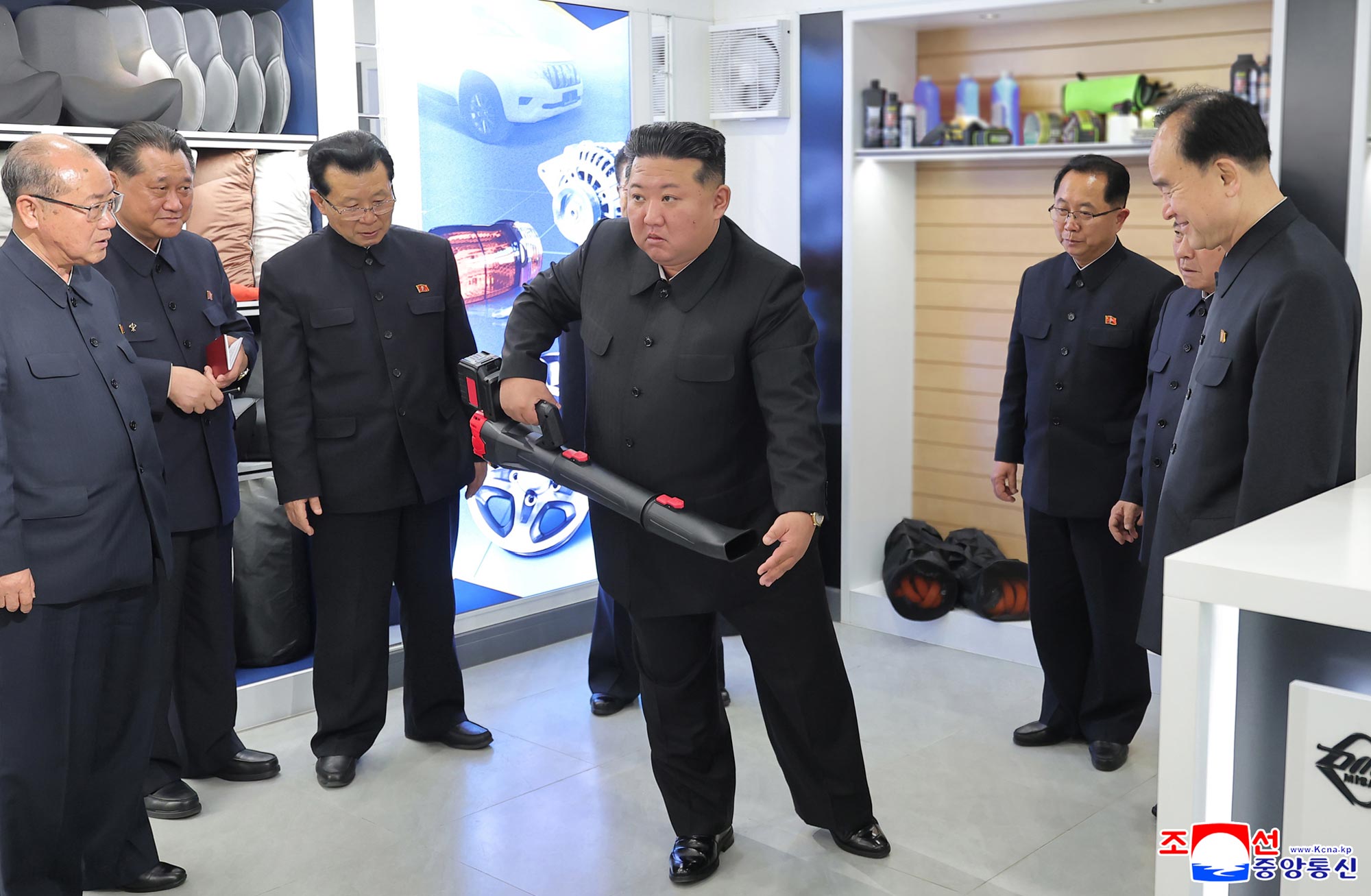 Respected Comrade Kim Jong Un inspects service facilities in fourth-stage district of Hwasong area nearing inauguration