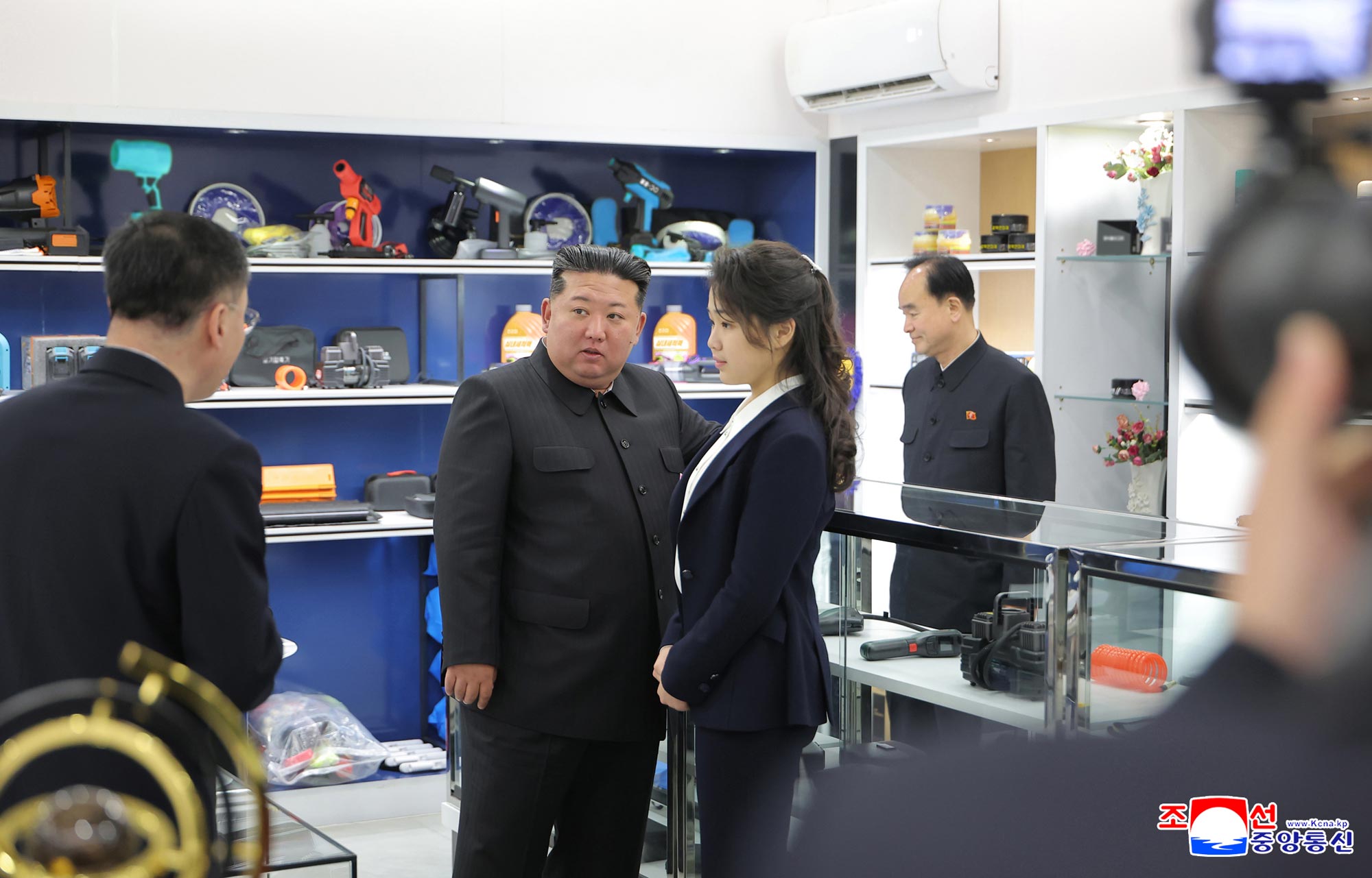 Respected Comrade Kim Jong Un inspects service facilities in fourth-stage district of Hwasong area nearing inauguration