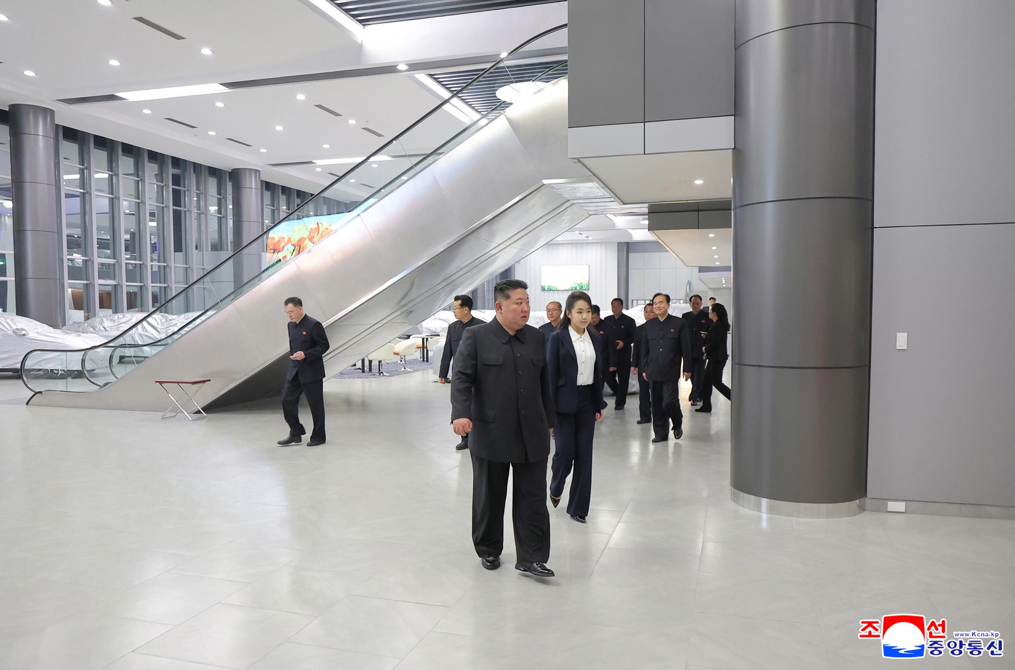 Respected Comrade Kim Jong Un inspects service facilities in fourth-stage district of Hwasong area nearing inauguration