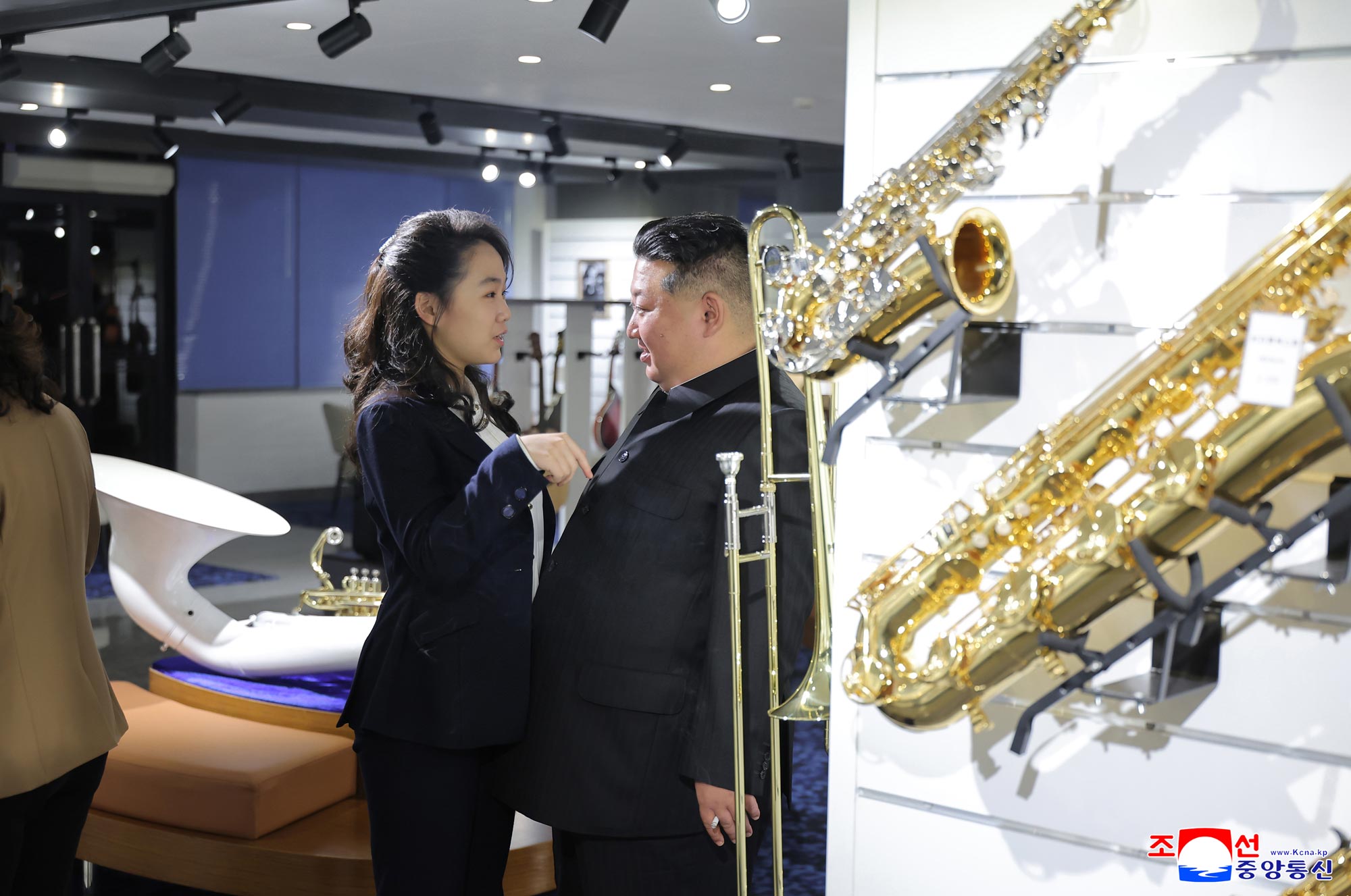 Respected Comrade Kim Jong Un inspects service facilities in fourth-stage district of Hwasong area nearing inauguration